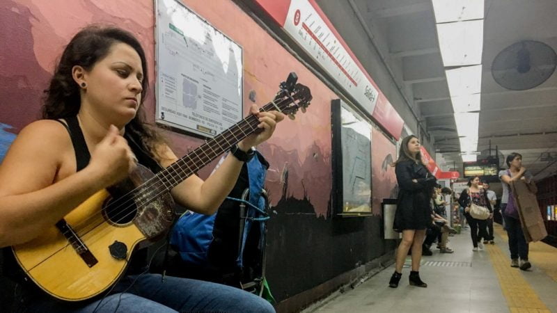 Una pajarilla sonando bajo el suelo porteño