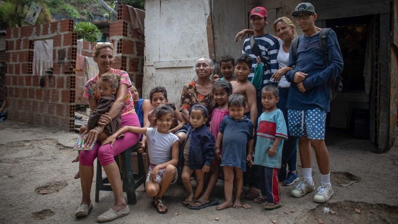 Esa reja negra que ahora está abierta