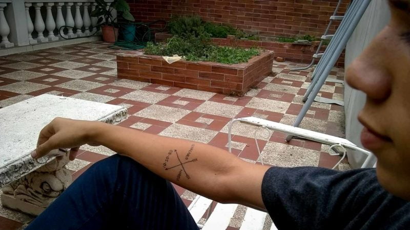 Con el cañón de una pistola en su boca