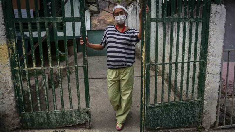 Desirée ve a sus padres en los vecinos que ayuda