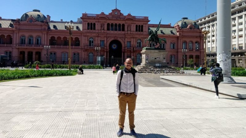 ¿Me acompañás al segundo piso a ver unas sillas?