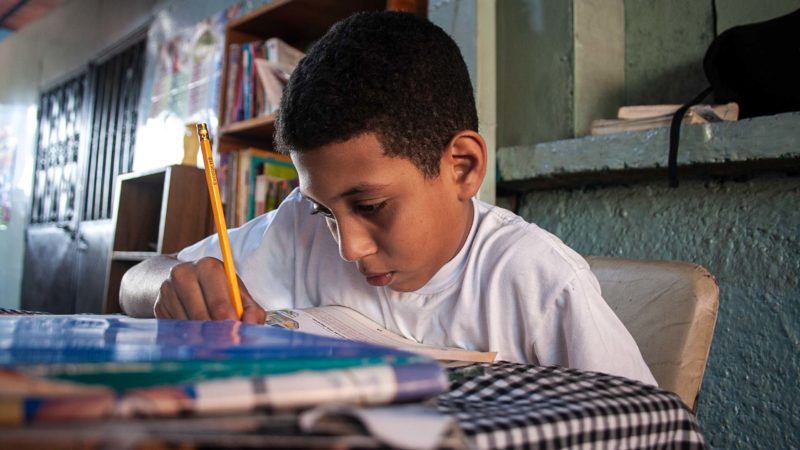 Niño haciendo tareas - Fotografía Johan Azuaje