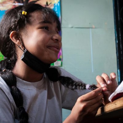 Niña en salón de clases - Fotografía Johan Azuaje