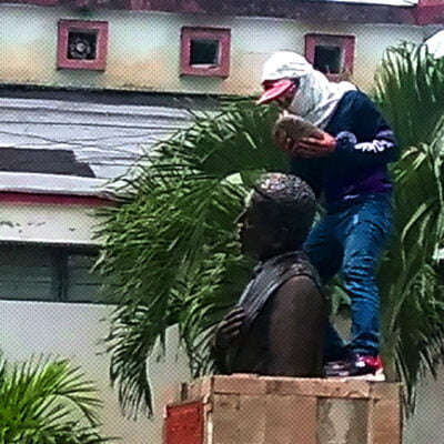 Sobre las ideas que se van extinguiendo - Estatuas de Chávez